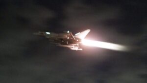 英国军队与美国一起空袭也门的胡塞武装目标