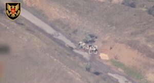 乌克兰 HIMARS 发射器的单发 GMLRS 弹，在无人机情报的提示下，摧毁了满载的俄罗斯 BM-27 Uraga系统（视频）