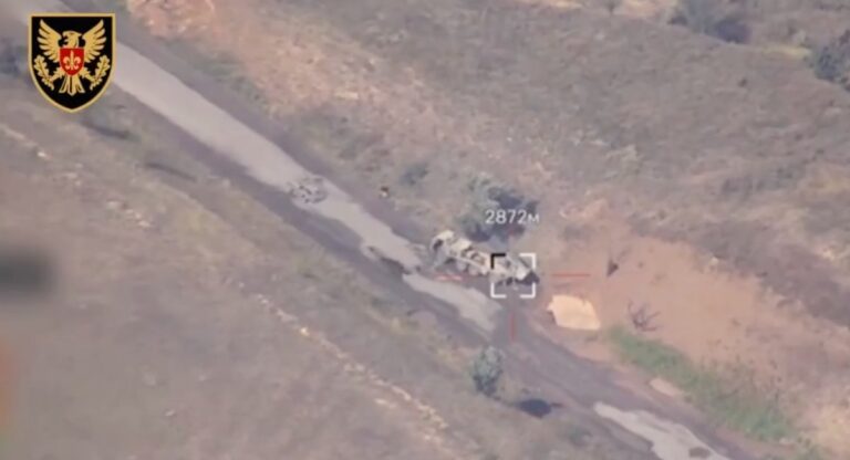 乌克兰 HIMARS 发射器的单发 GMLRS 弹，在无人机情报的提示下，摧毁了满载的俄罗斯 BM-27 Uraga系统（视频）