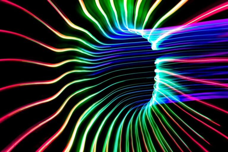 这个脑机接口非常小，可以放在你的头发毛囊之间