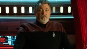 《星际迷航》的乔纳森·弗雷克斯 （Jonathan Frakes） 在分享他对如果以 Riker 的身份回归可能会进行数字减龄的想法时，滑稽地引导了皮卡德