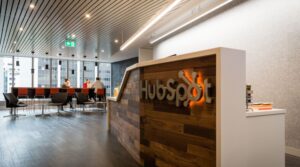 HubSpot 为企业团队推出新的 AI 代理和 AI 驱动的工作区功能