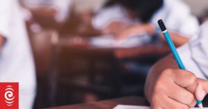 AI 为 10 年级学生的写作考试评分