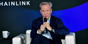 谷歌前首席执行官埃里克·施密特（Eric Schmidt）称特朗普发起了“对科学的攻击”
