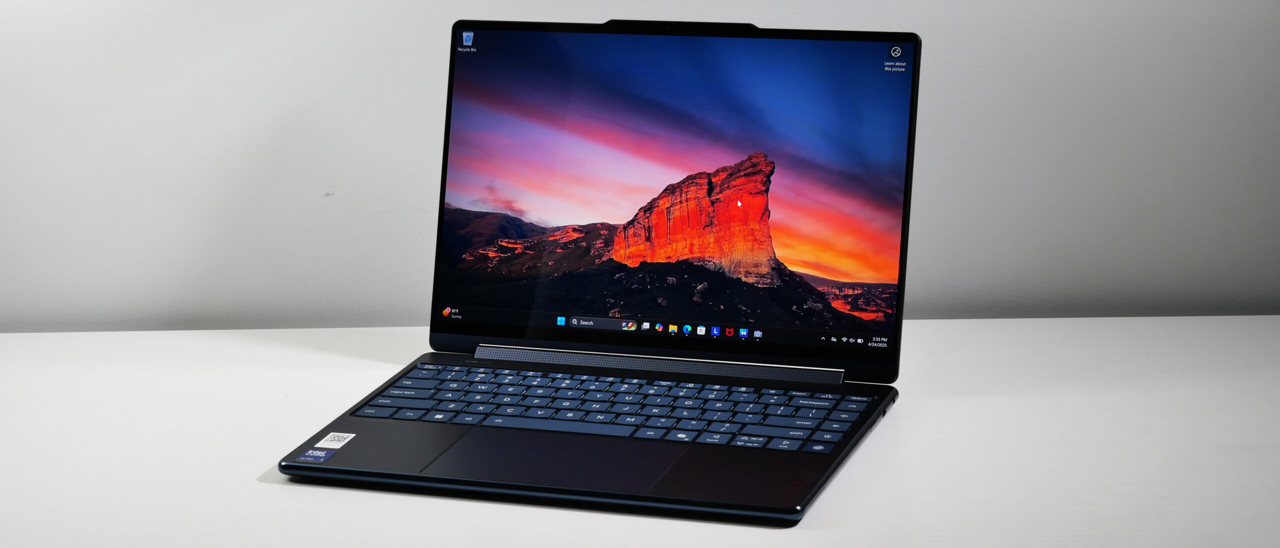 这款联想 Yoga 令人惊叹的 OLED 显示屏和铰链扬声器让我着迷，而且并没有在那里完成