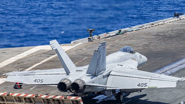 美国海军价值 6700 万美元的 F/A-18 喷气式飞机在胡塞武装袭击中沉没