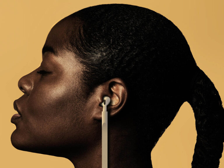 这款适用于 AirPods Pro 的反向充电线在耳机和外壳电池电量耗尽时非常有用