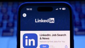 LinkedIn 和 Adobe 宣布建立合作伙伴关系，帮助创作者保护他们的作品免受 AI 的侵害