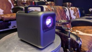 Anker 的新型便携式 4K 投影仪凭借其惊人的亮度，可能是终极的轻松户外投影仪