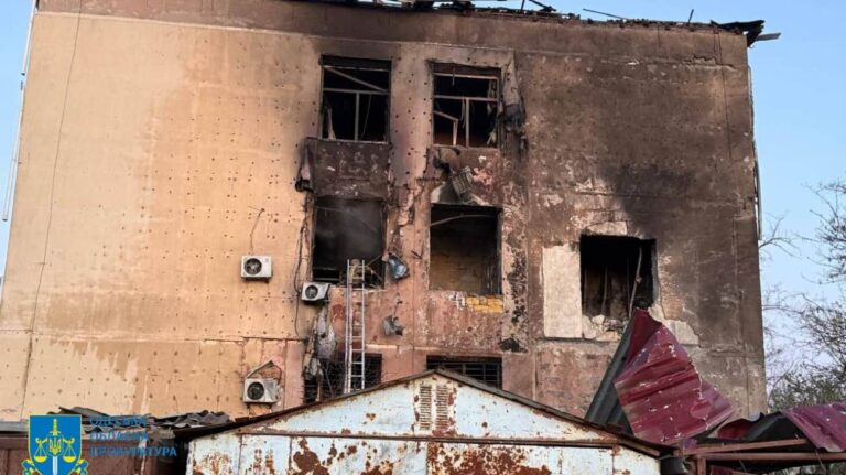 俄罗斯无人机袭击敖德萨附近公寓楼，女子受伤