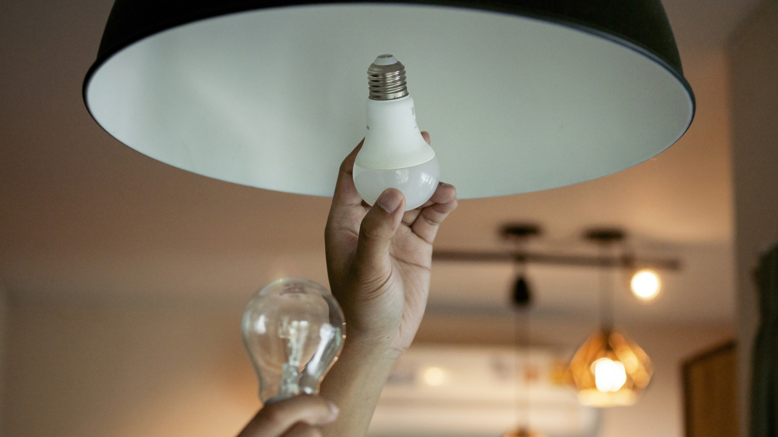 您可以在不可调光插座中使用可调光灯泡吗？