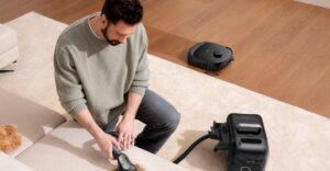Eufy 的新型地板拖地 robovac 有一个便携式深度清洁器