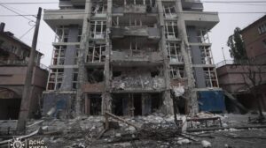 俄罗斯用无人机袭击基辅：11 人受伤，住宅楼受损 – 照片