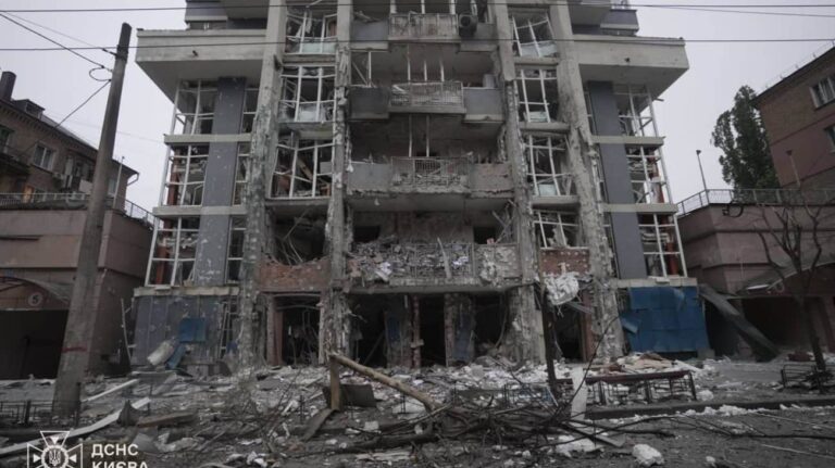 俄罗斯用无人机袭击基辅：11 人受伤，住宅楼受损 – 照片
