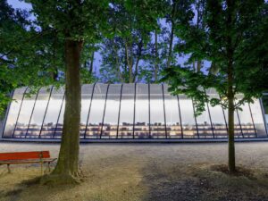 这个具有便携式设计的创新透明库正在重塑公共基础设施