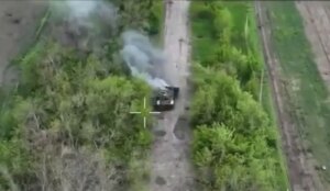 乌克兰武装部队展示了俄罗斯联邦的一辆 T-72 坦克和两辆装甲车在波克罗夫斯克方向的壮观摧毁
