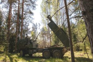 美国陆军在爱沙尼亚展示 HIMARS 火箭发射器的火力，北约加强东翼防御