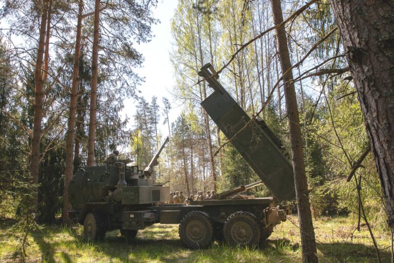美国陆军在爱沙尼亚展示 HIMARS 火箭发射器的火力，北约加强东翼防御