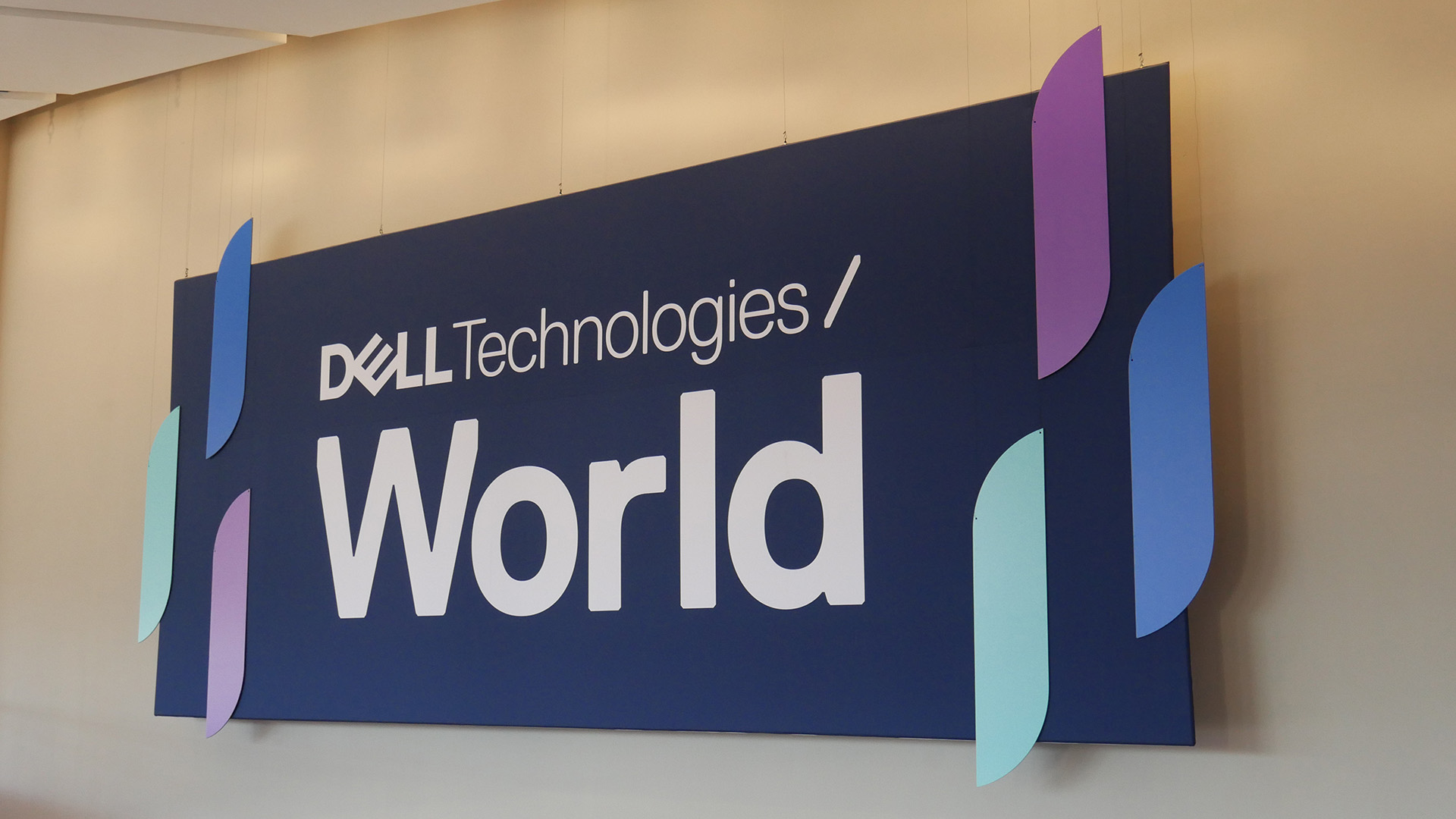 Michael Dell 谈到了人类和 AI 协作的力量，但并非每个人都在唱同样的调子