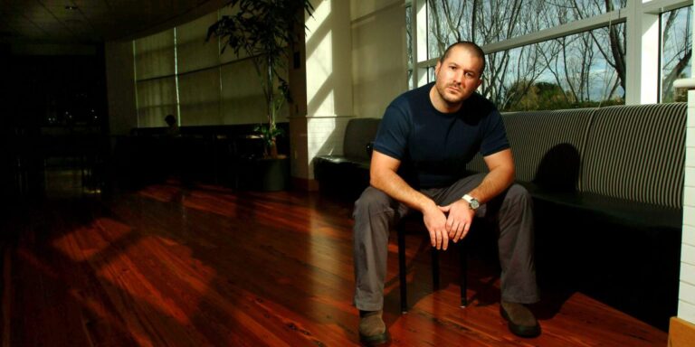 在与史蒂夫乔布斯一起彻底改变技术之前，乔尼·艾夫 （Jony Ive） 想退出苹果公司。现在，他正在与 OpenAI 的 Sam Altman 建立新的权力组合