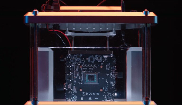 Microsoft 使用 AI 发明了一种更安全的冷却剂，并在其中浸泡了一台 PC