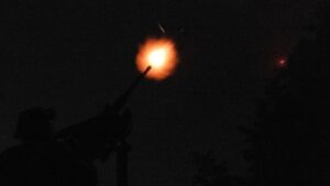 俄罗斯在囚犯交换后发动空袭，爆炸震撼了基辅