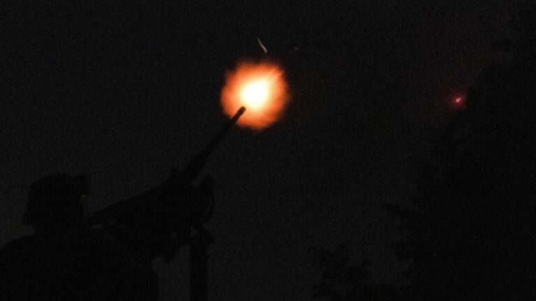 俄罗斯在囚犯交换后发动空袭，爆炸震撼了基辅