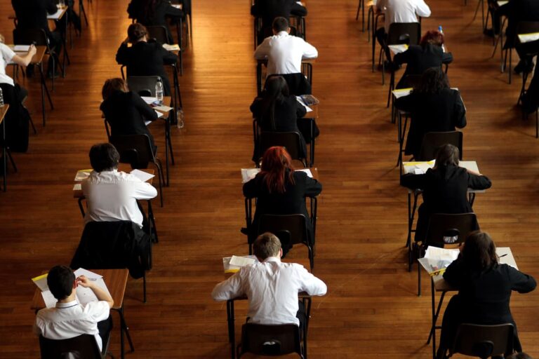 今年夏天，数以千计的 GCSE 学生将通过应用程序接收考试成绩