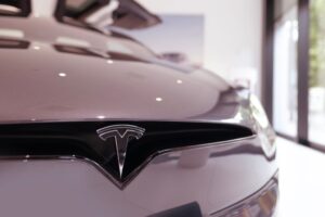特斯拉 2025 年的黑暗篇章结束，分析师称人工智能、自主提升估值，结束股票上空的“乌云”
