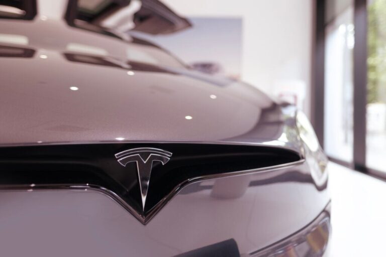 特斯拉 2025 年的黑暗篇章结束，分析师称人工智能、自主提升估值，结束股票上空的“乌云”