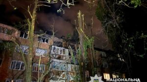 俄罗斯夜间对基辅的袭击：15 人受伤，建筑物和购物中心受损
