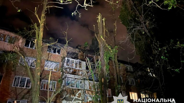 俄罗斯夜间对基辅的袭击：15 人受伤，建筑物和购物中心受损
