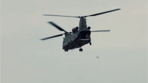 FPV 无人机在英国战术实验中从支奴干直升机发射