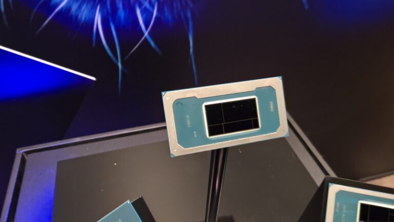Intel 演示运行 Panther Lake 系统，吹捧性能和能效改进