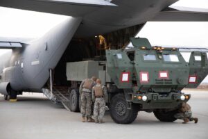 独家报道：美国海军陆战队在挪威演习期间展示 HIMARS 火箭发射器的快速部署