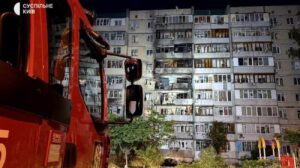 Suspilne 分享了俄罗斯大规模袭击后基辅 Obolonskyi 区的照片