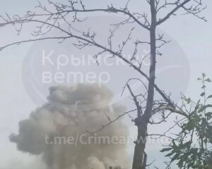 在无人机报道后，克里米亚响起了一系列爆炸声：占领者的一个弹药库着火了