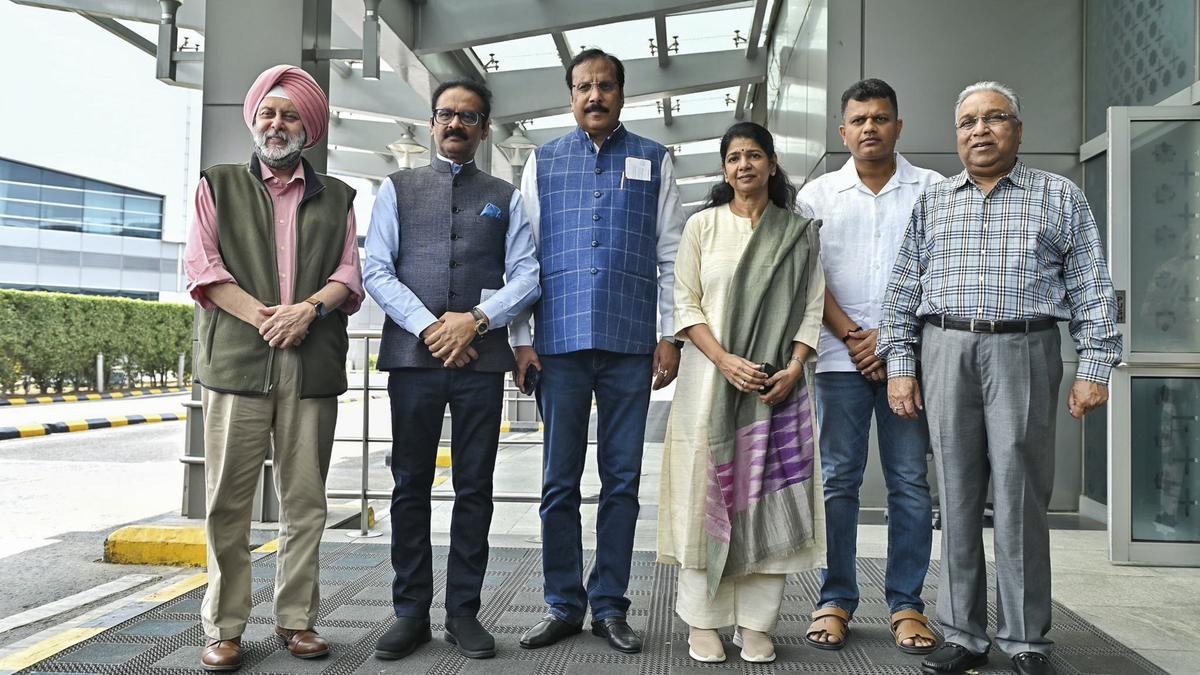 无人机袭击后，Kanimozhi 领导的印度国会议员代表团在莫斯科天空飞行