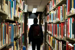 没有人知道如何处理“学生对学生”的 AI CSAM