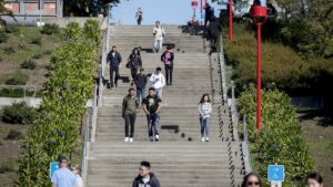 加州的大学被那些有着非常险恶目的的幽灵学生所淹没