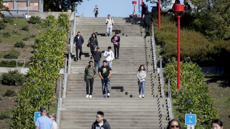 加州的大学被那些有着非常险恶目的的幽灵学生所淹没