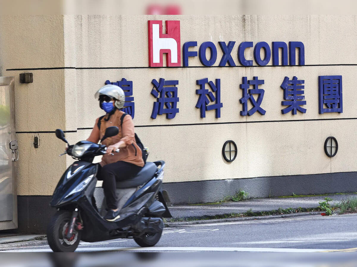 富士康因人工智能需求而利润激增，但对 2025 年的前景更为保守