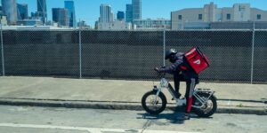美国人仍然通过 DoorDash 订购食物，尽管现在情况不是那么好