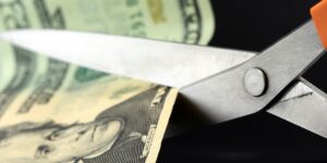 Cisa 因在“审查工业综合体”中扮演角色而受到抨击，因为预算可能面临 $500M 的削减
