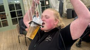 小镇话题：拉另一个！警方调查杰里米·克拉克森 （Jeremy Clarkson） 酒吧的“啤酒木偶”