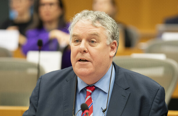 Ciaran Mullooly 使用 AI 就加沙援助向欧盟写信，其中引用了瑞典黑手党的话