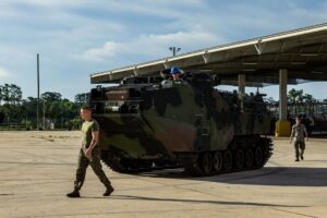 美国海军陆战队用新型 ACV 8x8 战车逐步淘汰旧的 AAV 突击两栖车