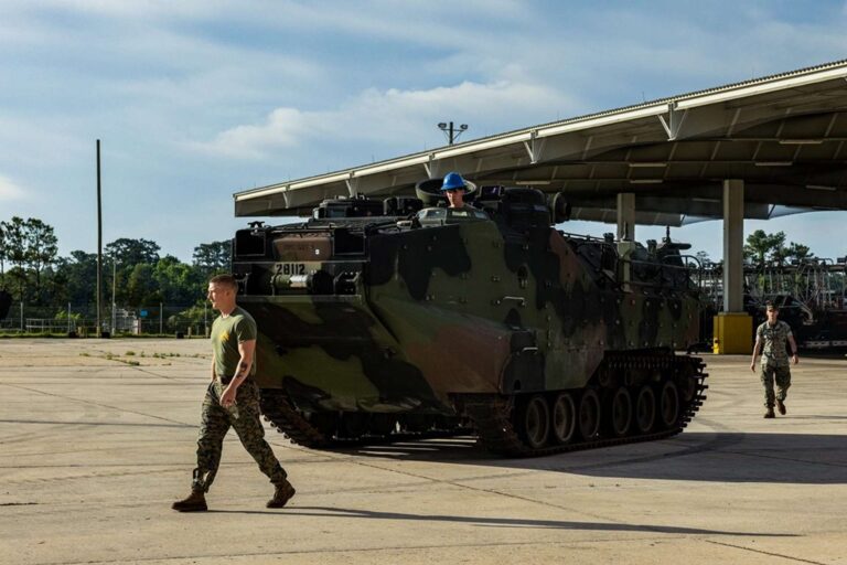 美国海军陆战队用新型 ACV 8×8 战车逐步淘汰旧的 AAV 突击两栖车