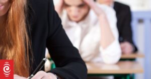 学生被迫返回纸笔考试
