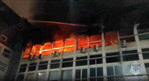 俄罗斯报告无人机浪潮，爆炸震撼莫斯科，战略工厂被烧毁
